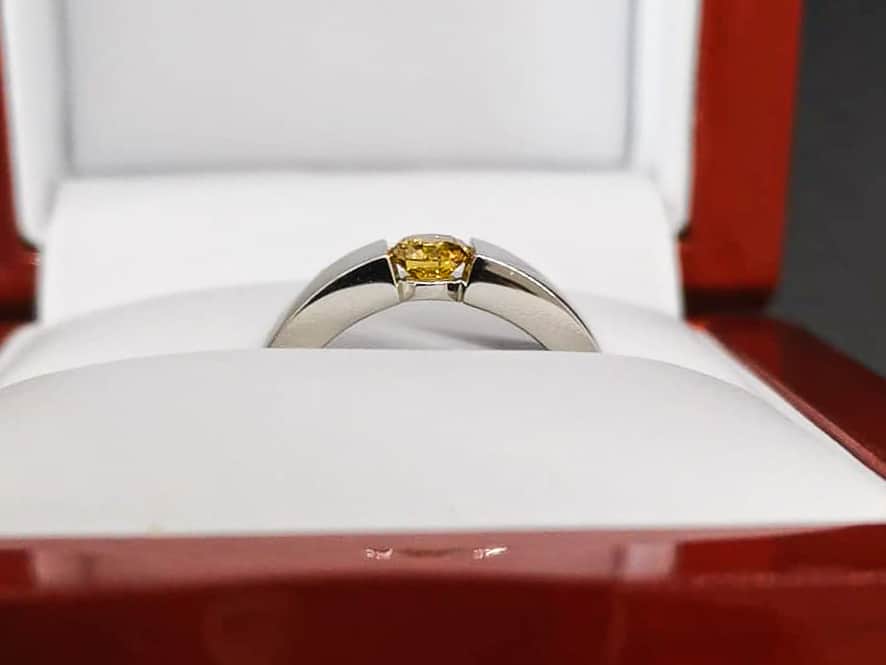 example of a 0.43ct Fancy Vivid round diamond